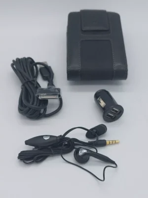 21c APPLE 30-Pin UNIVERSAL TRAVEL STARTER KIT DUAL USB CAR CHARGER CASE HEADSET - Image 4